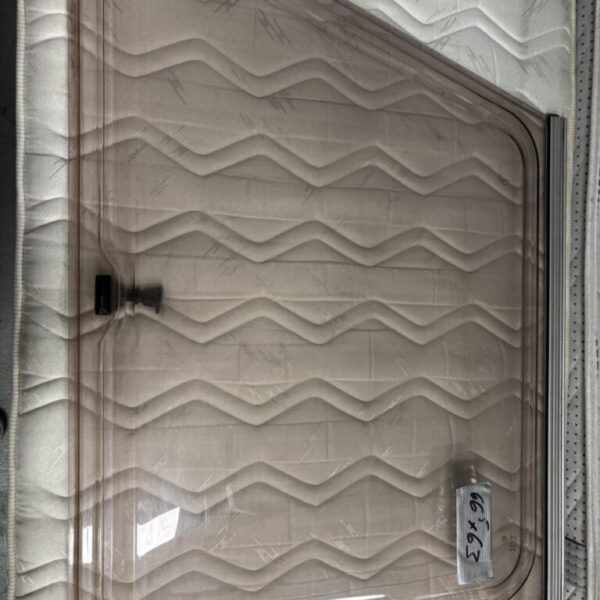 Kip raam 66,5 / 85,5  x 63